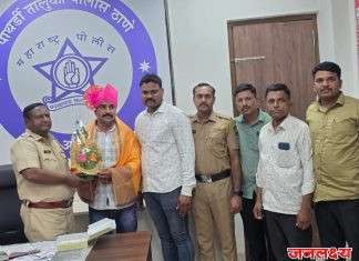 पाथर्डी पोलिस स्टेशनचे पोलीस काॅंन्स्टेबल निलेश दहिफळे यांची पोलिस उपनिरीक्षक म्हणून निवड झाल्याबद्दल त्यांचा पाथर्डी पोलिसांकडून सन्मान