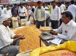 पिंपळगाव रेणुकाई येथे मका खरेदीत व्यापाऱ्यांची लूट; शेतकऱ्यांचा संताप उफाळला