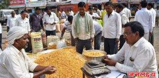 पिंपळगाव रेणुकाई येथे मका खरेदीत व्यापाऱ्यांची लूट; शेतकऱ्यांचा संताप उफाळला