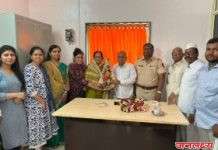 पोलिस निरीक्षक विलास पुजारी साहेब आणि राजू मामा तागड या बालमित्रांची चाळीस वर्षानंतर श्री क्षेत्र मढी येथे अचानक भेट
