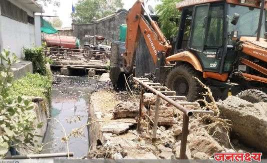 पाचोऱ्यात मान्सूनपूर्व नालेसफाई मोहिमेला पाचोरा नगरपरिषदेचा वेग