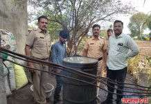 पाथर्डी पोलिसांची धडाकेबाज कारवाई, कौडगाव येथे बाबाजी बर्डे यास तलवार घेऊन फिरताना तर शंकरवाडी येथे जालिंदर लोणारे यास हातभट्टीची गावठी दारू पाडताना रंगेहाथ पकडून गजाआड केले