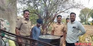 पाथर्डी पोलिसांची धडाकेबाज कारवाई, कौडगाव येथे बाबाजी बर्डे यास तलवार घेऊन फिरताना तर शंकरवाडी येथे जालिंदर लोणारे यास हातभट्टीची गावठी दारू पाडताना रंगेहाथ पकडून गजाआड केले