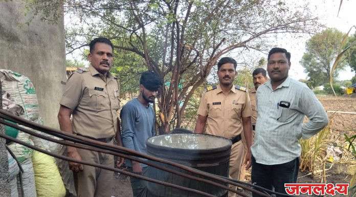 पाथर्डी पोलिसांची धडाकेबाज कारवाई, कौडगाव येथे बाबाजी बर्डे यास तलवार घेऊन फिरताना तर शंकरवाडी येथे जालिंदर लोणारे यास हातभट्टीची गावठी दारू पाडताना रंगेहाथ पकडून गजाआड केले