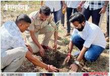 “पर्यावरण दिनी समर्पण फाऊंडेशनचा अनोखा उपक्रम” रोप देऊन नवीन पोलिस निरीक्षकांचे स्वागत; पोलिस स्टेशन परिसरात वृक्षारोपण