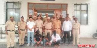 फरार गुन्हेगाराला पकडण्या साठी गेलेल्या पोलिस पथकावर बेछुटपणे गोळीबार करणाऱ्या तीन आरोपींच्या पाथर्डी पोलिसांनी पाठलाग करत मुसक्या आवळून गजाआड केले