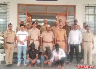 फरार गुन्हेगाराला पकडण्या साठी गेलेल्या पोलिस पथकावर बेछुटपणे गोळीबार करणाऱ्या तीन आरोपींच्या पाथर्डी पोलिसांनी पाठलाग करत मुसक्या आवळून गजाआड केले