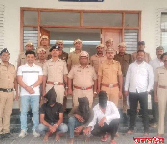 फरार गुन्हेगाराला पकडण्या साठी गेलेल्या पोलिस पथकावर बेछुटपणे गोळीबार करणाऱ्या तीन आरोपींच्या पाथर्डी पोलिसांनी पाठलाग करत मुसक्या आवळून गजाआड केले