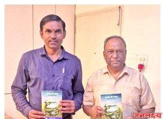प्रकाश तेली यांच्या प्रकृति की महत्ता कविता संग्रहाचे अ. भा. मराठी साहित्य संमेलनाचे मा. अध्यक्ष भारत सासणे यांच्या हस्ते प्रकाशन