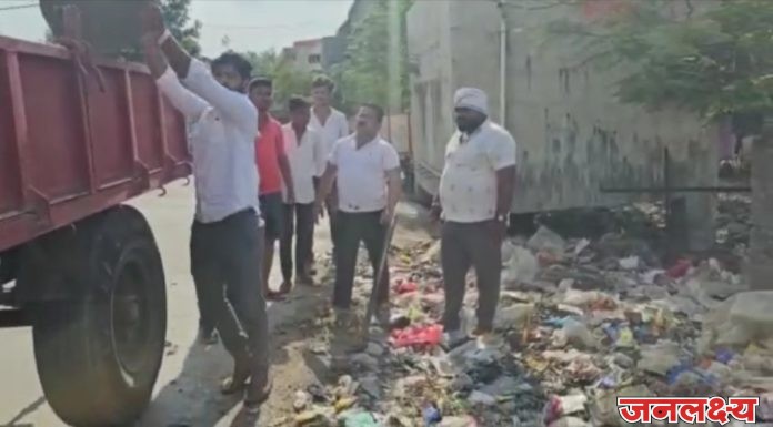 पाचोऱ्यात वार्डातील घाणीचे साम्राज्य पाहून नगरसेवक सह कार्यकर्ता उतरले मैदानात